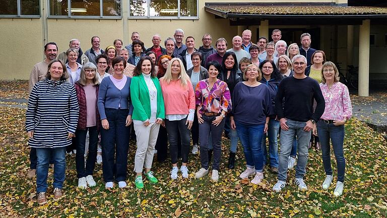 Einem Erinnerungsfoto stellten sich die ehemaligen Realschülerinnen und Realschüler des Abschlussjahrgangs 1989 zusammen mit ihren Lehrern bei ihrem 35-jährigen Treffen in Mellrichstadt vor dem Eingangsbereich des Pfarrsaals.