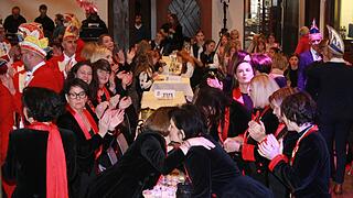 Das neue Prinzenpaar Jochen I. und Bianca I. (Schmied) entstiegen einer riesengroßen Holzkiste. Anschließend feierten die Narren der KaKaGe im Bürgersaal des Rathauses.
