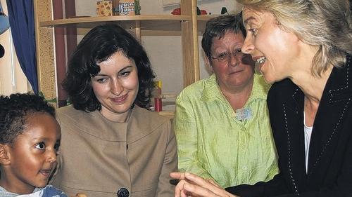 „Fünf, sechs, sieben . . .und was kommt dann?“ Familienministerin Ursula von der Leyen mit MdB Dorothee Bär in der Spielecke des Kissinger Mehrgenerationenhauses. „Fünf, sechs, sieben . . .und was kommt dann?“ Familienministerin Ursula von der Leyen mit MdB Dorothee Bär in der Spielecke des Kissinger Mehrgenerationenhauses.