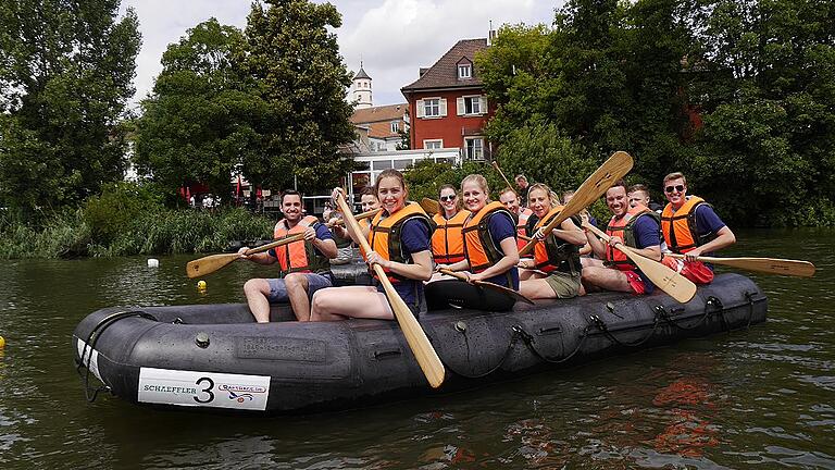 Raft Race: Zum zehnten Mal paddelten 500 Teilnehmer auf dem Main für den guten Zweck. Auch die Jungrotarier waren am Start