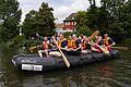 Raft Race: Zum zehnten Mal paddelten 500 Teilnehmer auf dem Main für den guten Zweck. Auch die Jungrotarier waren am Start
