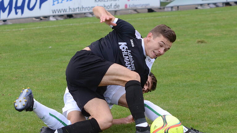 Fußball Bayernliga, TSV Karlburg - TSV Abtswind am Samstag, 7. September 2019: in schwarz Paul Karle (Karlburg), in weiß Max Wolf (Abtswind)