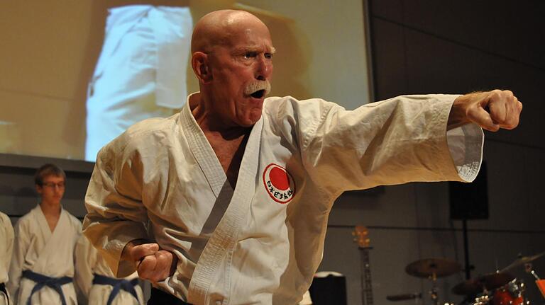 Perfekte Körperspannung: Udo Hofer bei einer Karate-Demonstration im Rahmen der Schweinfurter Sport-Gala. Perfekte Körperspannung: Udo Hofer bei einer Karate-Demonstration im Rahmen der Schweinfurter Sport-Gala.