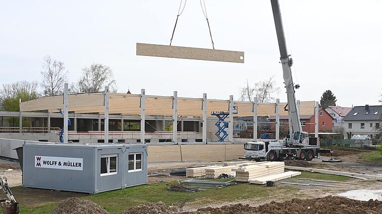 Vor wenigen Tagen wurde die Dachkonstruktion der neuen Dreifach-Sporthalle in Giebelstadt montiert. Bis jetzt blieb die Baustelle vor Kostensteigerungen weitgehend verschont.