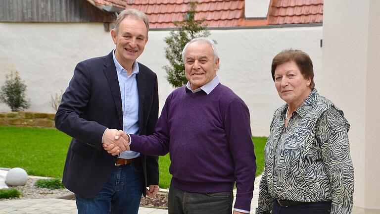 Am Samstag feierte Karl-Josef Schömig (Bildmitte) seinen 80. Geburtstag. Bürgermeister Horst Herbert (links) gratulierte im Namen der Gemeinde und dankte dem Jubilar für dessen außerordentliches ehrenamtliches Engagement, bei dem Schömig stets auf die Unterstützung seiner Frau Rita zählen konnte.