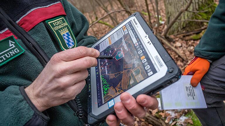 Das sogenannte Toughbook ist ein Tablet und unterstützt die Förster bei ihrer Arbeit im Wald. Das sogenannte Toughbook ist ein Tablet und unterstützt die Förster bei ihrer Arbeit im Wald.