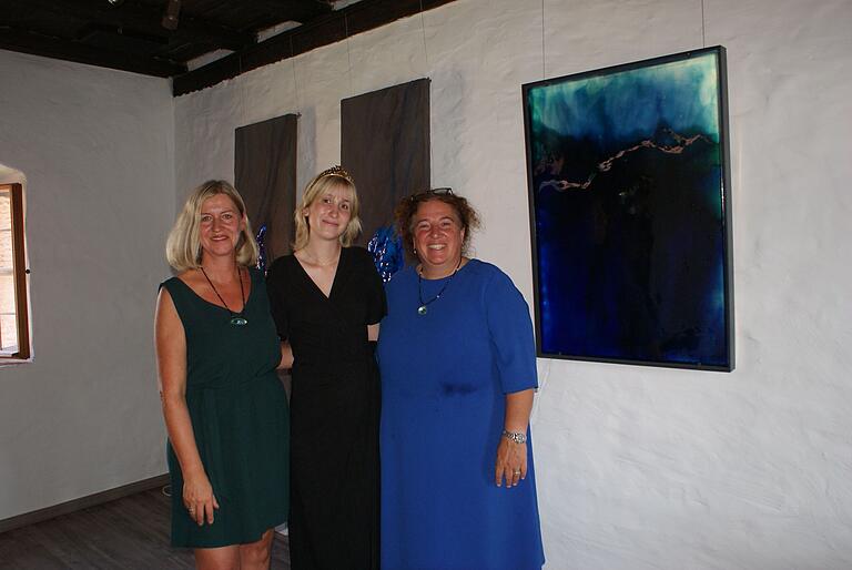 Glaskunst im Maintor: Am Wochenende eröffnete Petra Markert (links) ihre Galerie im Maintor. Weinprinzessin Linda Wirsching und Bürgermeisterin Elisabeth Drescher gratulierten zur Eröffnung. Glaskunst im Maintor: Am Wochenende eröffnete Petra Markert (links) ihre Galerie im Maintor. Weinprinzessin Linda Wirsching und Bürgermeisterin Elisabeth Drescher gratulierten zur Eröffnung.
