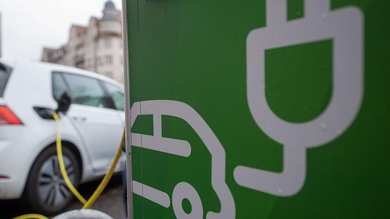 Ladesäule - Inzwischen zählt die Bundesnetzagentur mehr als 145.000 öffentliche Ladepunkte. Ladesäule - Inzwischen zählt die Bundesnetzagentur mehr als 145.000 öffentliche Ladepunkte.
