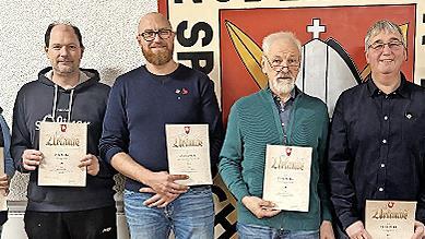 Reinhold Hofmann und Julian Fels nahmen die Ehrungen mit der Nadel des Präsidenten für langjähriges aktives Schießen vor: (von links) Dagmar Müller, Jörg Müller, Andreas Strak, Ernst Müller, Dieter Webel sowie 1. Schützenmeister Julian Fels. - Reinhold Hofmann und Julian Fels nahmen die Ehrungen mit der Nadel des Präsidenten für langjähriges aktives Schießen vor: (von links) Dagmar Müller, Jörg Müller, Andreas Strak, Ernst Müller, Dieter Webel sowie 1. Schützenmeister Julian Fels. Reinhold Hofmann und Julian Fels nahmen die Ehrungen mit der Nadel des Präsidenten für langjähriges aktives Schießen vor: (von links) Dagmar Müller, Jörg Müller, Andreas Strak, Ernst Müller, Dieter Webel sowie 1. Schützenmeister Julian Fels. - Reinhold Hofmann und Julian Fels nahmen die Ehrungen mit der Nadel des Präsidenten für langjähriges aktives Schießen vor: (von links) Dagmar Müller, Jörg Müller, Andreas Strak, Ernst Müller, Dieter Webel sowie 1. Schützenmeister Julian Fels.