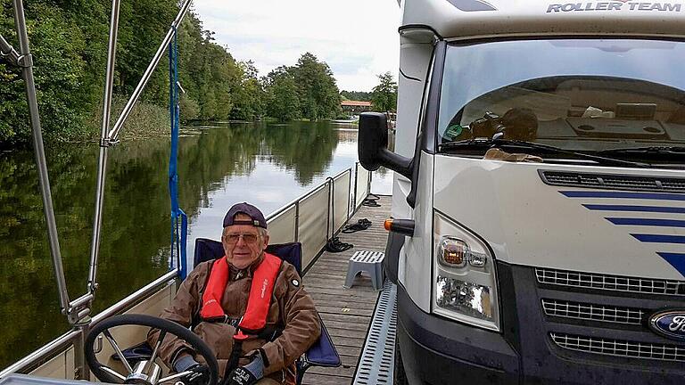 Die Kommandobrücke ist ein Klappstuhl, das Schiffsruder funktioniert wie das Lenkrad des Wohnmobils: Hans-Witho von Ponickau völlig entspannt auf dem Hausboot-ähnlichen Gefährt.