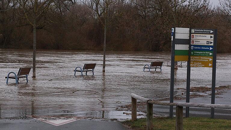 Das Hochwasser in Randersacker beginnt zu steigen. An diesem Freitagmorgen wird laut Bauhofleiter Ralf Kuhn voraussichtlich Warnstufe Stufe zwei erreicht sein und der Parkplatz am Main bei einem Pegelstand von vier Metern komplett unter Wasser stehen.