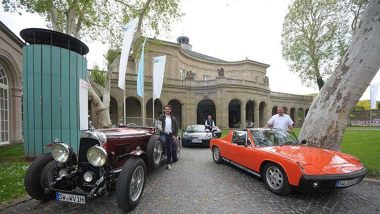 Automobiltechnik mit Geschichte vor Weltbadarchitektur, diese Kombination funktioniert bei der Oldtimerrallye Sachs Franken Classic schon seit dem Jahr 2000.  Foto: Siegfried Farkas       -  Automobiltechnik mit Geschichte vor Weltbadarchitektur, diese Kombination funktioniert bei der Oldtimerrallye Sachs Franken Classic schon seit dem Jahr 2000.  Foto: Siegfried Farkas