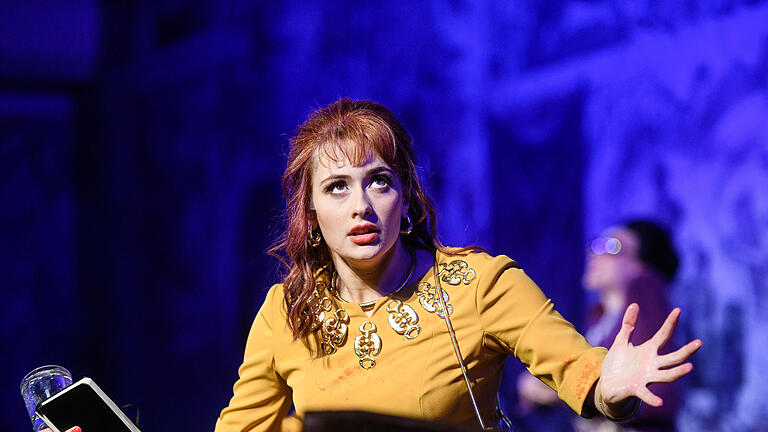 Das Mainfranken Theater Würzburg spielt im Ratssaal des Rathauses das Schauspiel
' Ich bin wie ihr, ich liebe Äpfel' von Theresia Walser.