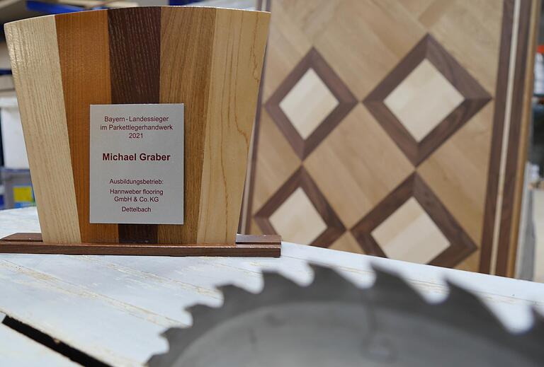 Michael Grabers Pokal für den Landessieg, im Hintergrund das Gesellenstück. Michael Grabers Pokal für den Landessieg, im Hintergrund das Gesellenstück.