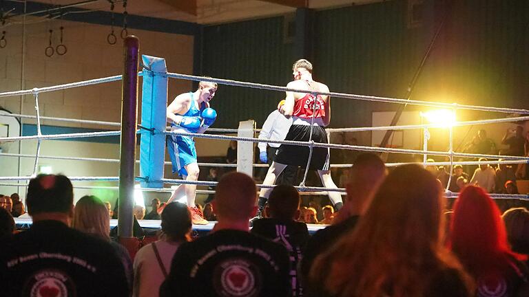 Bad Kissingens Max Neb (blaues Trikot) besiegte den Nürnberger Janek Walch nach Punkten. Fotos: Jürgen Schmitt       -  Bad Kissingens Max Neb (blaues Trikot) besiegte den Nürnberger Janek Walch nach Punkten. Fotos: Jürgen Schmitt