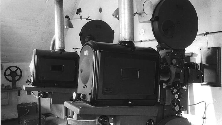 Lange vor der digitalen Kinovorstellung: Die analogen Projektoren in den 50er Jahren, kurz nach Gründung des Zeiler Capitol Theaters. Lange vor der digitalen Kinovorstellung: Die analogen Projektoren in den 50er Jahren, kurz nach Gründung des Zeiler Capitol Theaters.
