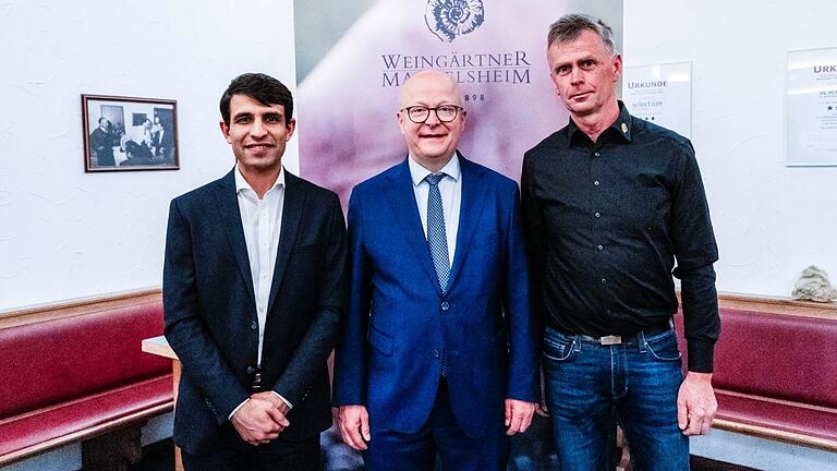 Bei der Diskussion waren unter anderem mit dabei (von links): Mirwais Wafa (Kandidat für das EU-Parlament), Michael Theurer (FDP-Landesvorsitzender und Parlamentarischer Staatssekretär beim Bundesminister für Digitales und Verkehr) und Michael Schmidt (Vorsitzender der Weingenossenschaft Markelsheim).