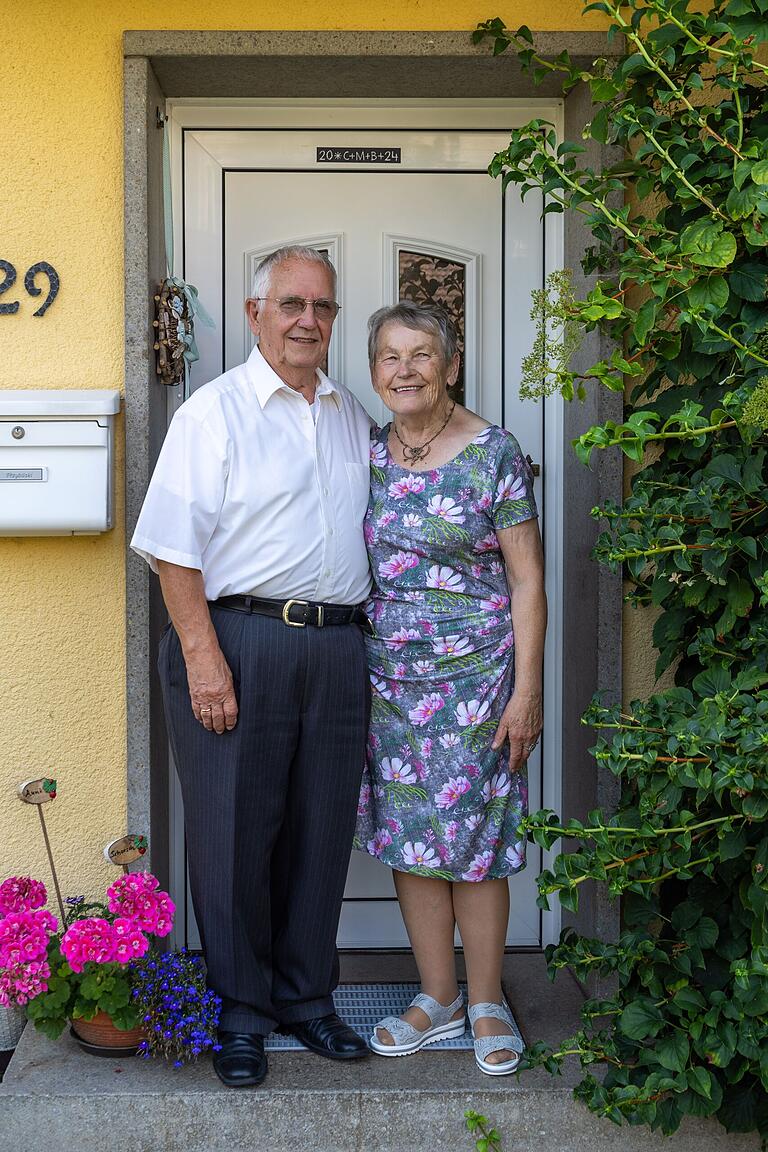 Anna und Georg Przybilski vor der Eingangstür ihres Hauses, das sie seit 50 Jahren hegen und pflegen.