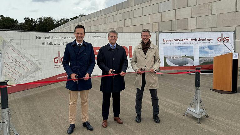 Landrat Florian Töpper, GKS-Geschäftsführer Dr. Ragnar Warnecke und Oberbürgermeister Sebastian Remelé (von links) haben das neue GKS-Zwischenlager am Abfallwirtschaftszentrum Rothmühle Mitte September offiziell freigegeben.