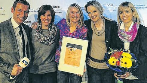 Ein Bild fürs Sportheim: Nina Kühlwein (Bildmitte), die Leiterin des Projekts 'Kleinfeldtennis für Kinder', nahm bei der Sportgala die Urkunde für einen vierten Platz entgegen. Mit auf dem Bild sind (von links) der Moderator Markus Othmer, Conny Helmreich, Slalom-Olympiasiegerin Hilde Gerg und Ellen Semineth.