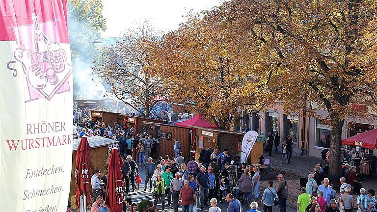 Die Schlemmermeile in Ostheim war schon am Samstag gut gefüllt &ndash; beim herrlichem Wetter genossen die Besucher die köstliche Vielfalt beim Rhöner Wurstmarkt.