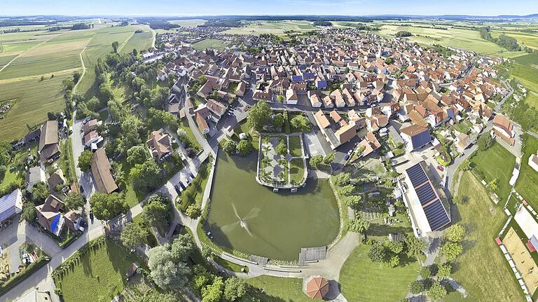 Die Dorferneuerung in Großlangheim hat arc.grün geplant, hier der Blick von oben mit dem See und der Schlossruine im Vordergrund.