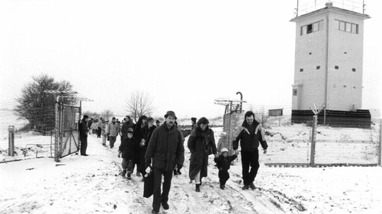 Strahlende Gesichter in Ost und West, als sich nach und nach die Grenzzäune an den Übergängen im Landkreis Rhön-Grabfeld öffneten, wie hier im Winter 1990 bei Gompertshausen.