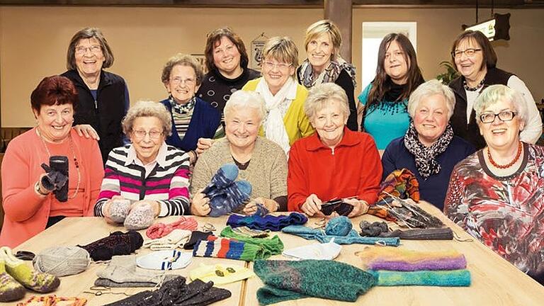 Die Frauen des Strickkreises: 3.v.l. Helga Holzapfel, Mitte hinten 6.v.r. Inge Pfenning, 2.v.r. Friedelinde Söhnlein.