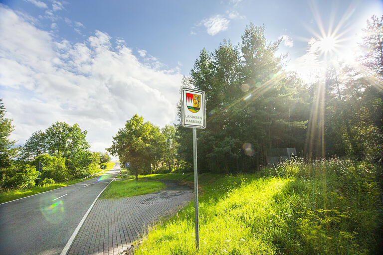 Willkommen im Landkreis Haßberge. Hier ist es sauber und sicher, aber in vielen Bereichen, vom Nahverkehr bis zur medizinischen Versorgung, herrscht Verbesserungsbedarf - so sehen es mehrheitlich die Teilnehmerinnen und Teilnehmer des Haßberge-Checks.