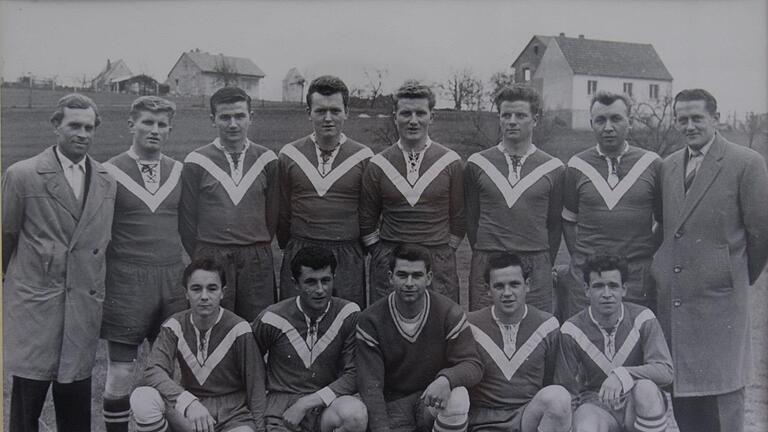 Die Mannschaft errang die B-Klassen-Meisterschaft 1960/61: Stehend von links 1. Vorstand Hans Spahn, Herbert Schmitt, Robert Willacker, Günter Berthel, Leo Schmitt, Hermann Wedler, Walter Betz, Trainer Werner Rosin; Vorne Dieter Bechstedt, Willi R...       -  Die Mannschaft errang die B-Klassen-Meisterschaft 1960/61: Stehend von links 1. Vorstand Hans Spahn, Herbert Schmitt, Robert Willacker, Günter Berthel, Leo Schmitt, Hermann Wedler, Walter Betz, Trainer Werner Rosin; Vorne Dieter Bechstedt, Willi Reuß, Ambros Schaupp, Ludwig Servatius, Karlheinz Kannegießer.