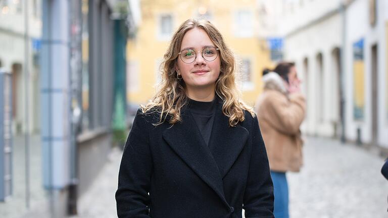 Marie Schmelzle meint, dass das Thema Periodenurlaub ein gesellschaftliches ist, das nicht durch Gesetze vorgeschrieben werden sollte. Marie Schmelzle meint, dass das Thema Periodenurlaub ein gesellschaftliches ist, das nicht durch Gesetze vorgeschrieben werden sollte.