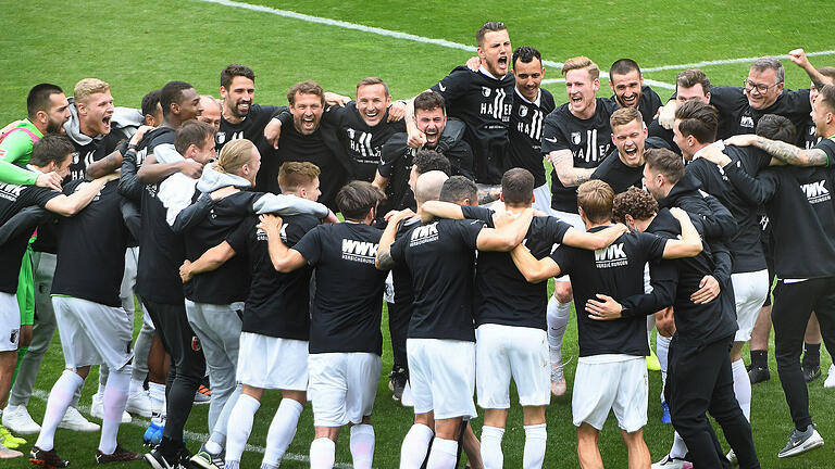 DSC_9286.jpeg       -  Die Rettung am vorletzten Spieltag ist für den FC Augsburg nichts Neues. Auf dem Bild jubeln Trainer Markus Weinzierl und seine Mannschaft nach dem 2:0 gegen Bremen in der Saison 2020/21.