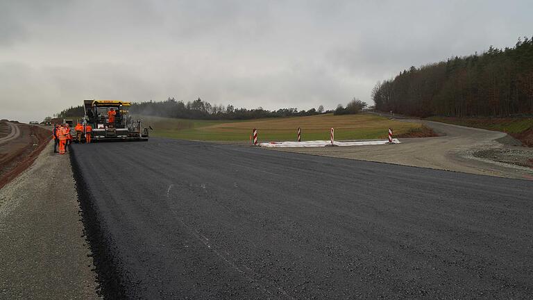 Die Asphaltdeckschicht konnte Mitte Dezember noch aufgetragen werden, dennoch muss die Staatsstraße 2292 den Winter über gesperrt bleiben.&nbsp;&nbsp;