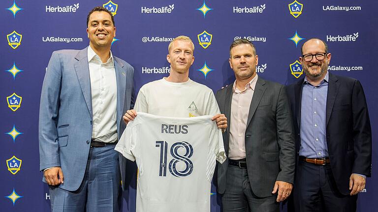 Vorstellung Marco Reus bei neuem Team Los Angeles Galaxy       -  Marco Reus (2.v.r.) präsentiert sein neues Trikot.