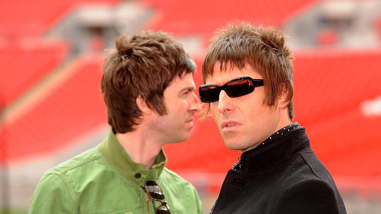 Oasis - Noel und Liam Gallagher       -  Mit &bdquo;Definitely Maybe&rdquo; gelang Oasis vor 30 Jahren ein Welterfolg. (Archivbild)