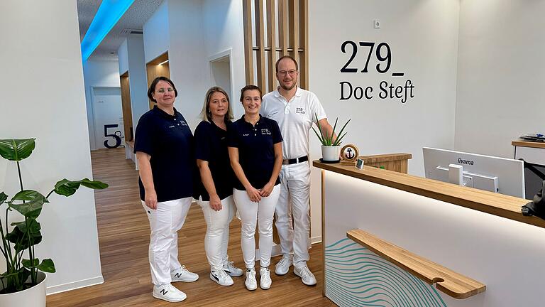 Dr. Marc Hagemeister mit einem Teil seines Teams in der neuen Praxis. Dort wird am Samstag von 10 bis 15 Uhr die offizielle Eröffnung gefeiert. Dr. Marc Hagemeister mit einem Teil seines Teams in der neuen Praxis. Dort wird am Samstag von 10 bis 15 Uhr die offizielle Eröffnung gefeiert.
