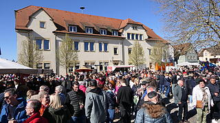 Auf dem Kirchplatz drängten sic die Menschen.