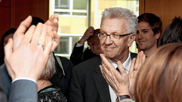 Grüne Franktionsssitzung       -  Ministerpräsident Winfried Kretschmann (Bündnis 90/Die Grünen) bekommt bei der ersten Fraktionssitzung nach der Landtagswahl im Haus der Abgeordneten in Stuttgart Beifall.