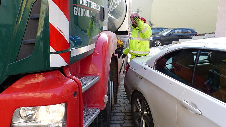 Zentimeterarbeit für die Müllabfuhr in der Volkacher Altstadt: Manchmal parken die Autos rücksichtslos.