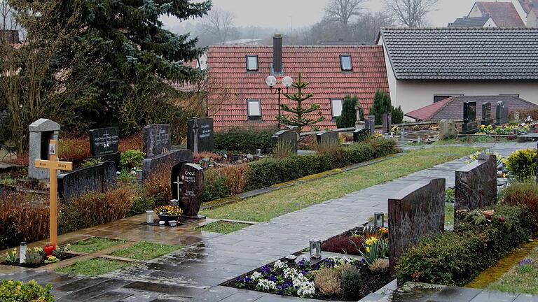 Auf dem Friedhof gibt es schon zwei Bereiche für Urnengräber. Während die Gemeinde ein weiteres anonymes Urnenfeld neben der Aussegnungshalle favorisierte, ist die Kirchengemeinde für einen Platz im Friedhof selbst wie zum Beispiel auf der Grünfläche.