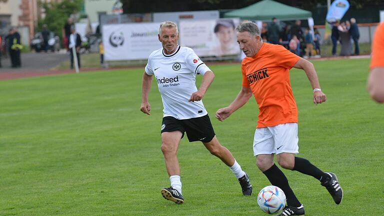 Norbert Nachtweih (links) von Eintracht Frankfurt muss hier zunächst der Lokal-Lengende Wolfgang Werner vom FC 06 Bad Kissingen den Ball überlassen.       -  Norbert Nachtweih (links) von Eintracht Frankfurt muss hier zunächst der Lokal-Legende Wolfgang Werner vom FC 06 Bad Kissingen den Ball überlassen.