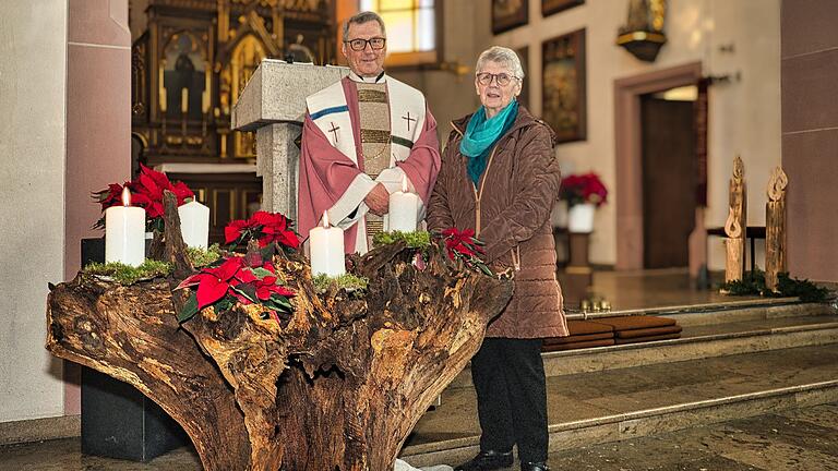 Adventswurzel in der Pfarrkirche St. Norbert Waldbrunn erfreut Pfarrer Dr. Jerzy Jelonek und Paula Heller.