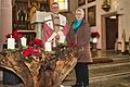 Adventswurzel in der Pfarrkirche St. Norbert Waldbrunn erfreut Pfarrer Dr. Jerzy Jelonek und Paula Heller.