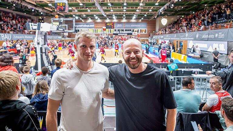 Gemeinsam mit dem ehemaligen Athletiktrainer des Baskets, Philipp Burneckas (rechts), schaute sich der ehemalige Fußball-Nationalspieler Lars Bender das Champions-League-Spiel der Baskets an.