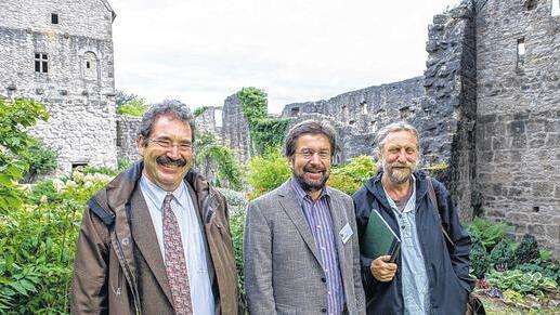 Drei Burgenforscher von über 80: Reinhard Friedrich (links), Peter Ettel und Joachim Zeune im sonst unzugänglichen Gartenbereich der Burg Salzburg in Bad Neustadt/Saale.