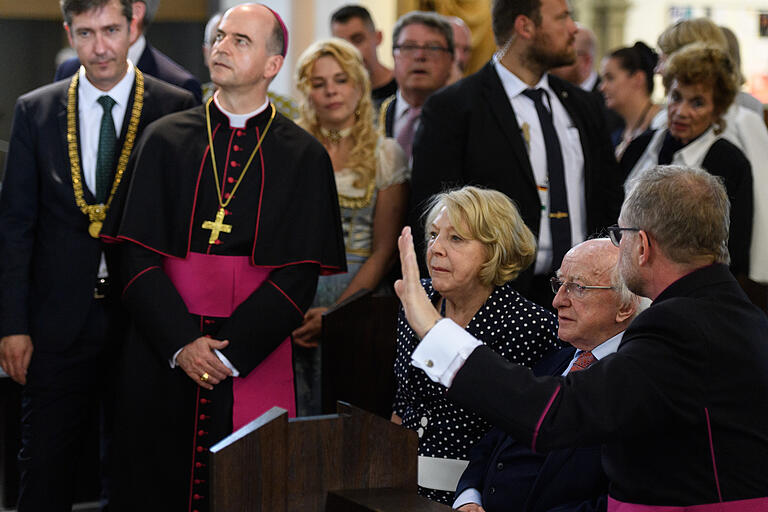 Der irische Staatspräsident Michael D. Higgins besucht den Kiliansdom in Würzburg.