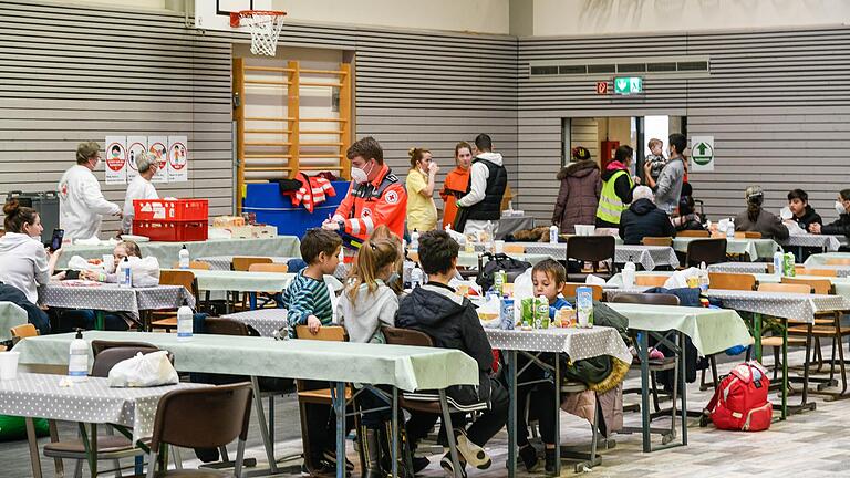 Notunterkunft in der Turnhalle der Realschule Ochsenfurt.