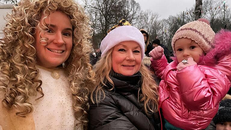 Bei der Waldweihnacht im Schweinfurter Wildpark ist auch Engel Luzie zur Stelle. Ein bezaubernder Moment für Bianca und ihre Enkelin Alysia. Bei der Waldweihnacht im Schweinfurter Wildpark ist auch Engel Luzie zur Stelle. Ein bezaubernder Moment für Bianca und ihre Enkelin Alysia. 