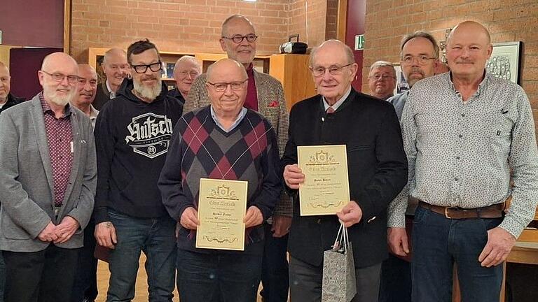Auf dem Foto (vorne von links): Vorstand Günter Morgenstern, Vorstand Martin Schraud, geehrter Ehrenvorsitzender Herbert Fiedler, dahinter Chorleiter Gräbe-Bareuther, geehrter Dieter Holzer und Vorstand Kurt Hildenbrand. Auf dem Foto (vorne von links): Vorstand Günter Morgenstern, Vorstand Martin Schraud, geehrter Ehrenvorsitzender Herbert Fiedler, dahinter Chorleiter Gräbe-Bareuther, geehrter Dieter Holzer und Vorstand Kurt Hildenbrand.