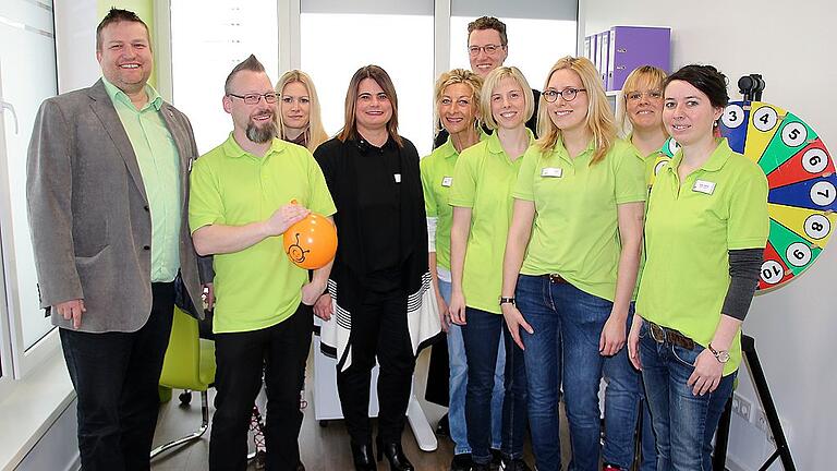 Beim Tag der offenen Tür im neuen Therapiezentrum präsentierte sich Thorsten Blaßdörfer (von links) mit seinen Mitarbeitern: Felix Jandausch, Verena S., Katja Schneider-Bonfig, Margarethe Kornprobst, Christina Bauer, Isabelle Other, Theresa Schech und Karina Erhardt. Im Hintergrund Pfarrer Eugen Daigeler, der den kirchlichen Segen spendete. Beim Tag der offenen Tür im neuen Therapiezentrum präsentierte sich Thorsten Blaßdörfer (von links) mit seinen Mitarbeitern: Felix Jandausch, Verena S., Katja Schneider-Bonfig, Margarethe Kornprobst, Christina Bauer, Isabelle Other, Theresa Schech und Karina Erhardt. Im Hintergrund Pfarrer Eugen Daigeler, der den kirchlichen Segen spendete.